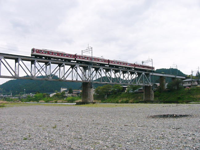 吉野川鉄橋を渡る吉野行き。